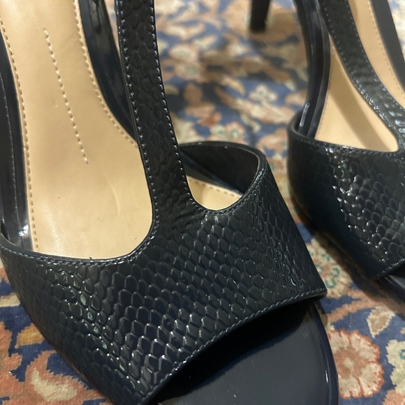 Like new GIANNI BINI Emmalyn LUX BLUE
Heels. Size 8. T-strap. Show no wear! - Picture 6 of 9